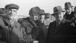 Józef Sigalin (pierwszy z lewej) w 1948 r. oprowadzał po budowie trasy W-Z w Warszawie Wandę Wasilewską i Hilarego Minca, fot. CAF/PAP