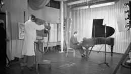 Władysław Szpilman w studio telewizyjnym, 1951 r. PAP/Stanisław Dąbrowiecki