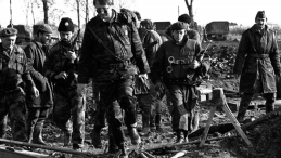 Żołnierze serbskiej organizacji paramilitarnej podczas wojny w Jugosławii w latach 90., fot. PAP/EPA/MZWELE