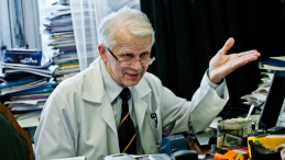 Prof. Wiesław Jędrzejczak, w 1984 r. z zespołem lekarzy w szpitalu w Warszawie przeprowadził pierwszy udany przeszczep szpiku w Polsce, fot. PAP/M. Kaliński