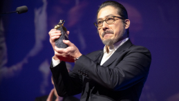 Laureat nagrody za Najlepszą Kreację w Serialu Telewizyjnym - japoński aktor Hiroyuki Sanada podczas gali otwarcia 32. Międzynarodowego Festiwalu Sztuki Autorów Zdjęć Filmowych EnergaCamerimage w Toruniu. Fot. PAP/T. Żmijewski