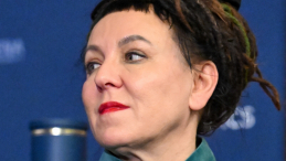 Olga Tokarczuk podczas uroczystości w UMCS, w trakcie których odebrała tytuł doktora honoris causa tej uczelni, fot. PAP/W. Jargiło
