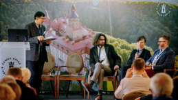 Konferencja "Pamięć i turystyka" na Zamku Książ w Wałbrzychu, debata o przyszłości turystyki wojennej, fot. PAP/D. Gdesz