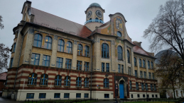 Bytom, secesyjny gmach IV Liceum Ogólnokształcącego (dawna Szkoła Realna), fot. PAP/P. Osadnik