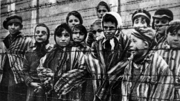 Niemiecki obóz Auschwitz, ocalałe dzieci więźniowie, 1945 r. / PAI/PAP