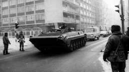 Stan wojenny, bojowy wóz piechoty i wojskowy patrol na ulicy Puławskiej w Warszawie, fot. PAP/archiwum