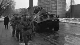 Transporter opancerzony oraz uzbrojona grupa mundurowych na al. Waszyngtona w Warszawie