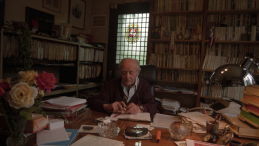 Redaktor naczelny miesięcznika Kultura Jerzy Giedroyć w siedzibie Instytutu Literackiego przy Avenue de Poissy 91, gdzie mieszkał od 1954 r., 1997 r. PAP/Jerzy Ruciński 