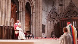 Jan Paweł II podczas mszy w katedrze Notre Dame w Paryżu w 1997 r., fot. PAP/EPA/M. Gangne