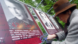 Elżbieta Zawadzka ps. Zo, jedyna kobieta wśród cichociemnych przy swoim portrecie z czasów młodości, w Warszawie w 2005 r. PAP/Przemek Wierzchowski