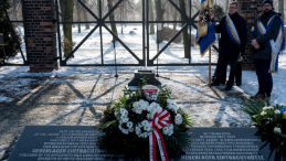 Przed bramą byłego obozu pracy w Świętochłowicach - Zgodzie Ślązacy co roku upamiętniają ofiary Tragedii Górnośląskiej, która po wkroczeniu Armii Czerwonej dotknęła w latach 1945-48 kilkadziesiąt tysięcy mieszkańców Górnego Śląska. Fot. PAP/A. Grygiel