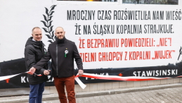 Dyrektor Śląskiego Centrum Wolności i Solidarności Robert Ciupa i przedstawiciel stowarzyszenia kibiców GKS Katowice Marcin Gruszczynski na odsłonięcie muralu w Katowicach - upamiętnia górników z "Wujka" zabitych na początku stanu wojennego, fot. PAP/M. Meissner