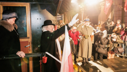 Inscenizacja przyjazdu Ignacego Jana Paderewskiego do miasta na kolejowym Dworcu Letnim w Poznaniu, rozpoczęła główne obchody 106. rocznicy wybuchu Powstania Wielkopolskiego. PAP/Marek Zakrzewski