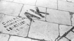 Rocznica powstania warszawskiego - napis na chodniku czczący pamięć żołnierzy Armii Krajowej, 1945 r. /Źródło: NAC