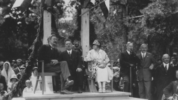 Władysław Reymont (w środku) z żoną na trybunie honorowej, 1925 r. /NAC