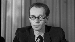 Jerzy Andrzejewski jako członek prezydium zjazdu delegatów Związku Zawodowego Literatów Polskich 20-24 stycznia 1949 r. w Szczecinie. Fot. PAP/mw