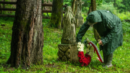 Teren cmentarza w nieistniejącej już wsi Puźniki na Ukrainie (obw. Tarnopolski). PAP/Wojtek Jargiło