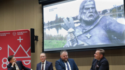 Prezentacja filmu reklamowego z „udziałem” Bolesława Chrobrego. Nz. prezydent Gniezna Michał Powałowski (2L), jego zastępca Łukasz Muciok (2P), dyrektor Muzeum Historii Polski Marcin Napiórkowski (L) oraz prezes Polskiej Organizacji Turystycznej Rafał Szmytke (P) na konferencji prasowej nt. wystawy „Milenium Koronacji Królewskich” PAP/Tomasz Gzell