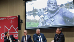 Prezydent Gniezna Michał Powałowski (2L), jego zastępca Łukasz Muciok (2P), dyrektor Muzeum Historii Polski Marcin Napiórkowski (L) oraz prezes Polskiej Organizacji Turystycznej Rafał Szmytke (P) na konferencji prasowej nt. wystawy „Milenium Koronacji Królewskich”, w Muzeum Historii Polski w Warszawie. (amb) PAP/Tomasz Gzell