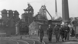 Ogólny widok wielkiego pieca w Hucie Pokój w 1969 r. Fot. PAP/Stanisław Jakubowski