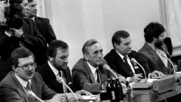 „Okrągły stół” 1989 r. N/z: od lewej - Jacek Merkel, Mieczysław Gil, Tadeusz Mazowiecki, Lech Wałęsa, Władysław Frasyniuk . PAP-Zbigniew Matuszewski