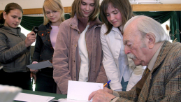 Edmund Niziurski jako gość honorowy konferencji naukowej zorganizowanej w 80. rocznicę jego urodzin w Domu Środowisk Twórczych w Kielcach. Fot. PAP/Piotr Polak
