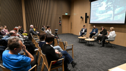 Uczestnicy debaty w MHP: semiotyk, dyrektor MHP dr hab. Marcin Napiórkowski (L), historyk kultury dr Ada Arendt (P), historyk i ekolog prof. Adam Izdebski (2L), aktywistka ekologiczna Zuzanna Karcz (2P). Fot. PAP/Radek Pietruszka