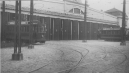Remiza (zajezdnia) tramwajowa "Praga" przy ul. Kawęczyńskiej. Widoczne stanowiska oraz dwa tramwaje z reklamami - z lewej tramwaj typ A., 1937 r. /NAC