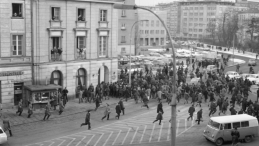 Krakowskie Przedmieście w Warszawie 8 marca 1968 r., milicja rozpędziła demonstrację studentów, fot. PAP/Tadeusz Zagoździński