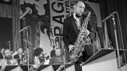 XIII Międzynarodowy Festiwal Jazzowy Jazz Jamboree 70. Na zdjęciu zespół Studio Jazzowe Polskiego Radia, prowadzony przez Jana Ptaszyna Wróblewskiego (na pierwszym planie). Na drugim planie, od lewej: Włodzimierz Nahorny, Zbigniew Seifert, Janusz Muniak. PAP/Zbigniew Wdowiński
