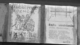 Ulotki Solidarności związane z prowokacją bydgoską 19. Marca 1981 r. i uwięzieniem najważniejszych przywódców KPN (Konfederacja Polski Niepodległej) pod zarzutem prowadzenia działalności mającej na celu obalenie przemocą ustroju PRL. PAP/Maciej Musiał