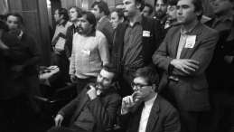 siłą usunęli z sali obrad Wojewódzkiej Rady Narodowej (WRN) w Bydgoszczy delegację Solidarności. Pobito przewodniczącego bydgoskiego MKZ Solidarność Jana Rulewskiego oraz Mariusza Łabentowicza i Michała Bartoszcze z rolniczej Solidarności. Na pierwszym planie Lech Wałęsa i Andrzej Celiński w trakcie kryzysu bydgoskiego, fot. PAP/Grzegorz Rogiński