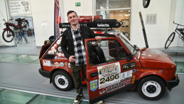 Piotr Kasper i jego maluch (fiat 126p) w Muzeum Techniki i Komunikacji w Szczecinie, fot. PAP/Marcin Bielecki