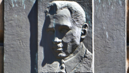 Tablica upamiętniająca płk. Narcyza Wiatra w elewacji kamienicy przy ul. św. Gertrudy 16 w Krakowie. Fot. Mach240390, CC BY 4.0 <https://creativecommons.org/licenses/by/4.0>, via Wikimedia Commons