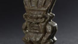Amulet: Bes, fajans, Egipt, Okres Późny (644–322 p.n.e.). Fot. MNK