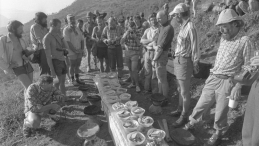 Wyprawa w Himalaje polskich himalaistów, zorganizowana przez Polski Klub Górski z Warszawy. Celem wspinaczki jest zdobycie Południowej i Środkowej Kangchendzongi, od strony południowej. Uczestnicy wyprawy podczas Wielkanocnego śniadania. Nz. m.in. Szymon Wdowiak (1P), Zygmunt A. Heinrich (stoi 2 L), kierownik wyprawy Piotr Młotecki (stoi 4L). PAP/Zbigniew Staszyszyn