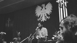 17 dzień strajku w Stoczni Gdańskiej. Nz. Andrzej Gwiazda /z mikrofonem/ na sali obrad Międzyzakładowej Komisji Strajkowej, 30 sierpnia1980 r.. dl PAP/CAF/Stefan Kraszewski