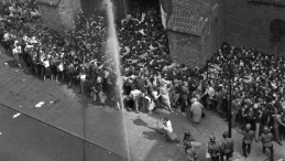 Stan wojenny. 1 maja 1983 r. Atak ZOMO na ludzi zgromadzonych przed katedrą św. Jana Chrzciciela na warszawskiej Starówce. Fot. PAP/Andrzej Rybczyński