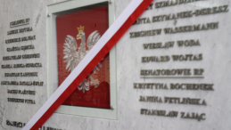 Tablica w gmachu Sejmu RP upamiętniająca parlamentarzystów, którzy zginęli 10 kwietnia 2010 r. w katastrofie smoleńskiej, fot. PAP/Bartłomiej Zborowski