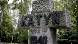Krzyż katyński na Cmentarzu Powązkowskim w Warszawie, fot. PAP/Leszek Szymański