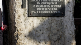 Kamień upamiętniający czerwiec 1976 w Radomiu, fot. PAP/Michał Walczak