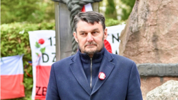 Lech Parell, szef Urzędu do spraw Kombatantów i Osób Represjonowanych podczas uroczystości katyńskich w Szczecinie, fot. PAP/Marcin Bielecki