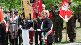 Burmistrz Castel San Pietro Terme Francesca Marchetti podczas uroczystości w miejscu przeprawy żołnierzy 2. Korpusu Polskiego przez rzekę Sillaro. Fot. PAP/Albert Zawada 