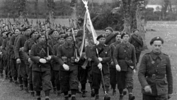 Oddział Samodzielnej Brygady Strzelców Podhalańskich maszeruje ze sztandarem Brygady, 1940 r. /NAC