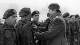Samodzielna Brygada Strzelców Podhalańskich w Wielkiej Brytanii. Grupa żołnierzy podczas nieustalonej uroczystości. Widoczny m.in. płk Zygmunt Bohusz-Szyszko (na pierwszym planie, w środku, bokiem). NAC