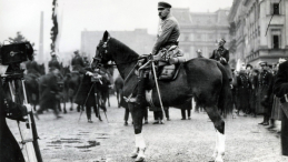 Józef Piłsudski na Kasztance przyjmuje defiladę Wojska Polskiego na placu Saskim 11 listopada 1926 r. Fot. unknown-anonymous, Public domain, via Wikimedia Commons