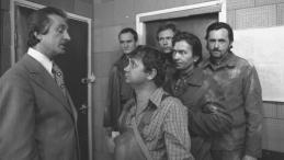 Realizacja serialu "Czterdziestolatek" Nz. Andrzej Kopiczyński (1L) i Roman Kłosowski (C), wrzesień 1976 r.  PAP/Witold Rozmysłowicz