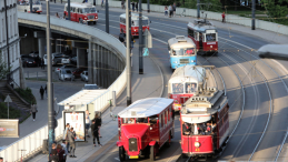 Parada zabytkowych autobusów i tramwajów w ramach Nocy Muzeów w Warszawie, 2021 r. PAP/Wojciech Olkuśnik