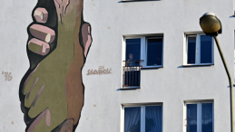 Mural na budynku u zbiegu ul. 25 Czerwca i Żeromskiego w Radomiu, w okolicy tymczasowego pomnika Radomskiego Czerwca '76. Fot. PAP/Piotr Polak 