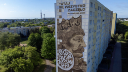 Mural wykonany w Poznaniu dla upamiętnienia 1000-lecia koronacji Bolesława Chrobrego, fot. PAP/Jakub Kaczmarczyk